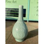 A CHINESE CELADON PORCELAIN VASE WITH CHARACTER MARKS TO BASE 30 CM