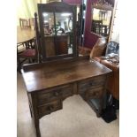 AN OAK VINTAGE DRESSING TABLE WITH ORNATE DETAILING