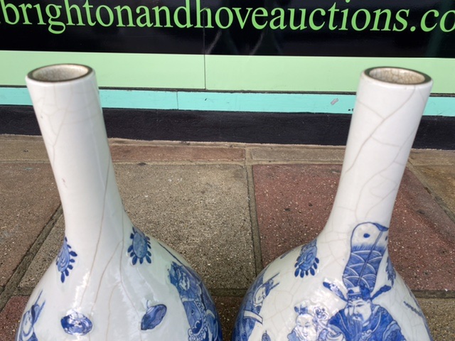 A LARGE PAIR OF CHINESE PORCELAIN BLUE AND WHITE BULBUS VASES DECORATED WITH CHINESE FIGURES 48 CM - Image 6 of 6