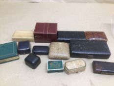 A QUANTITY OF VINTAGE JEWELLERY AND WATCH BOXES SOME LEATHER