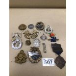 A MIXED QUANTITY MILITARY BADGES ALSO INCLUDES A SILVER HALLMARKED PENDANT