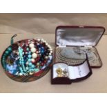 A TIN OF VINTAGE COSTUME JEWELLERY AND ROSITA PEARLS CASED
