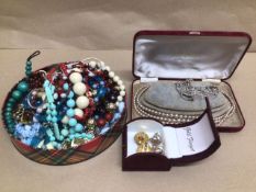 A TIN OF VINTAGE COSTUME JEWELLERY AND ROSITA PEARLS CASED