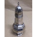 A LARGE HALLMARKED SILVER SUGAR SIFTER BIRMINGHAM 1978 BY WI BROADWAY AND CO 163 GRAMS 17CMS