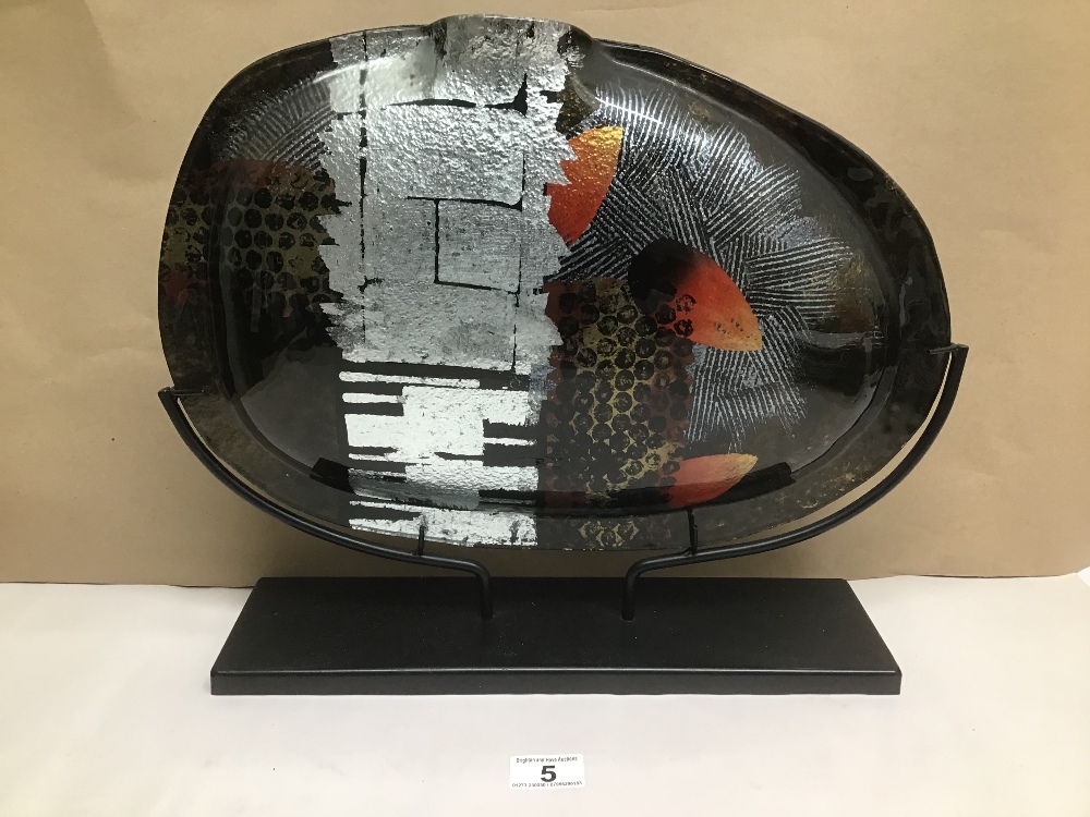 A MODERNIST GLASS SCULPTURE ON A METAL FRAME 37 X 45CMS