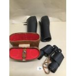 A PAIR OF VINTAGE LEATHER BOOT STRAPS WITH A CASED PAIR OF PATHE SCOPE FIELD BINOCULARS 20 X 50CM
