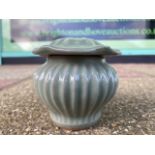 A GREEN CELADON CHINESE PORCELAIN SMALL LIDDED POT 9 CM