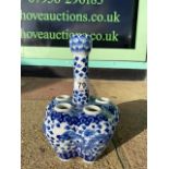 A BLUE AND WHITE CHINESE PORCELAIN VESSEL/VASE DECORATED IN DRAGONS AND FLOWERS 26 CM