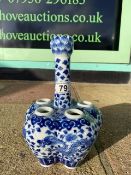 A BLUE AND WHITE CHINESE PORCELAIN VESSEL/VASE DECORATED IN DRAGONS AND FLOWERS 26 CM
