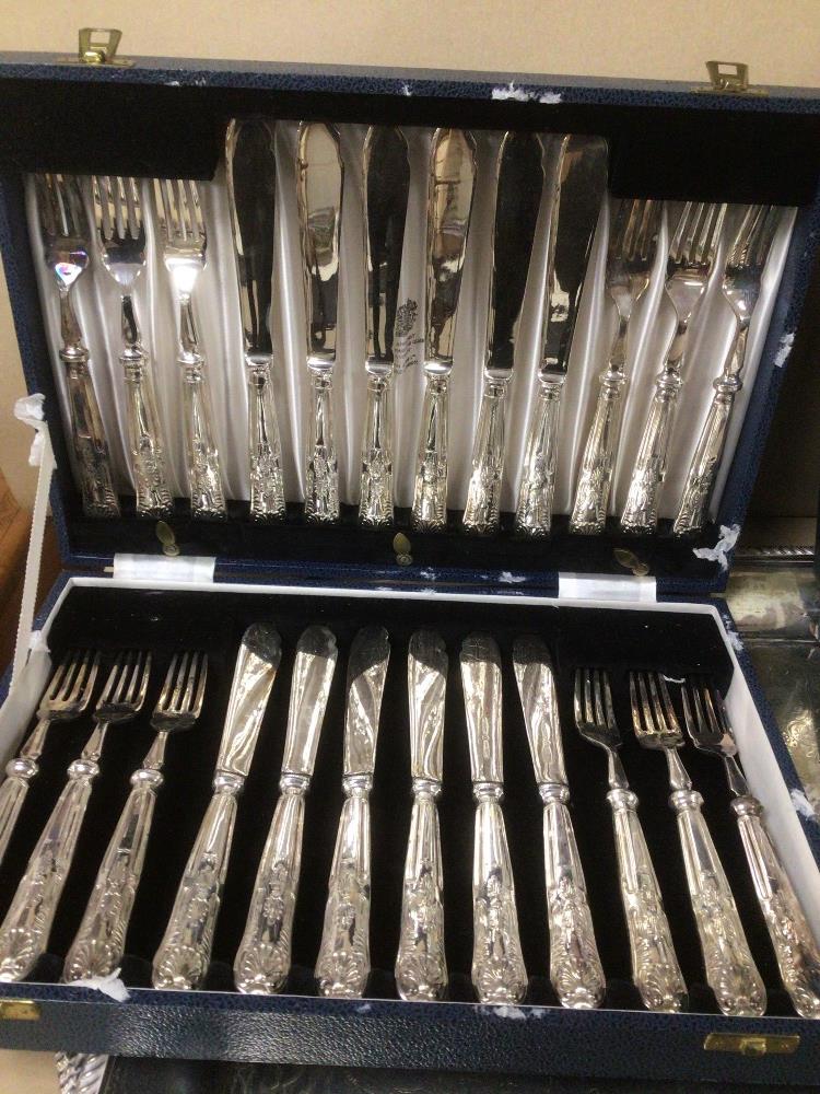 TWO CANTEENS OF CUTLERY, BY MAPPIN AND WEBB (MAPPIN PLATE) WITH A LARGE SILVER PLATED SERVING TRAY - Image 2 of 5