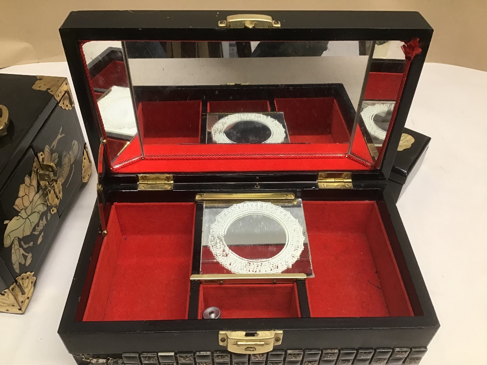 THREE BLACK LACQUERED JEWELLERY BOXES WITH MOTHER IN PEARL AND DECORATED WITH ANIMALS AND RIVER - Image 5 of 9