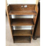 AN OAK ARTS'N'CRAFTS BOOKCASE 89 X 43 X 16CM