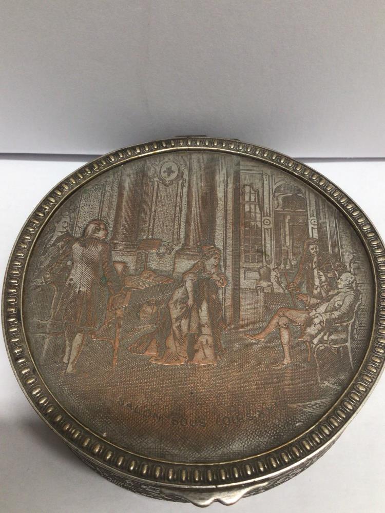 AN ENGRAVED ROUND FRENCH SILVER PLATED BOX WITH A MUSICAL SCENE SALON SOUS LOUIS XVI - Image 2 of 4