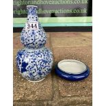 A BLUE AND WHITE DOUBLE GOURD BOTTLE CHINESE VASE WITH CHARACTER MARKS TO BASE 24CMS WITH A SMALL