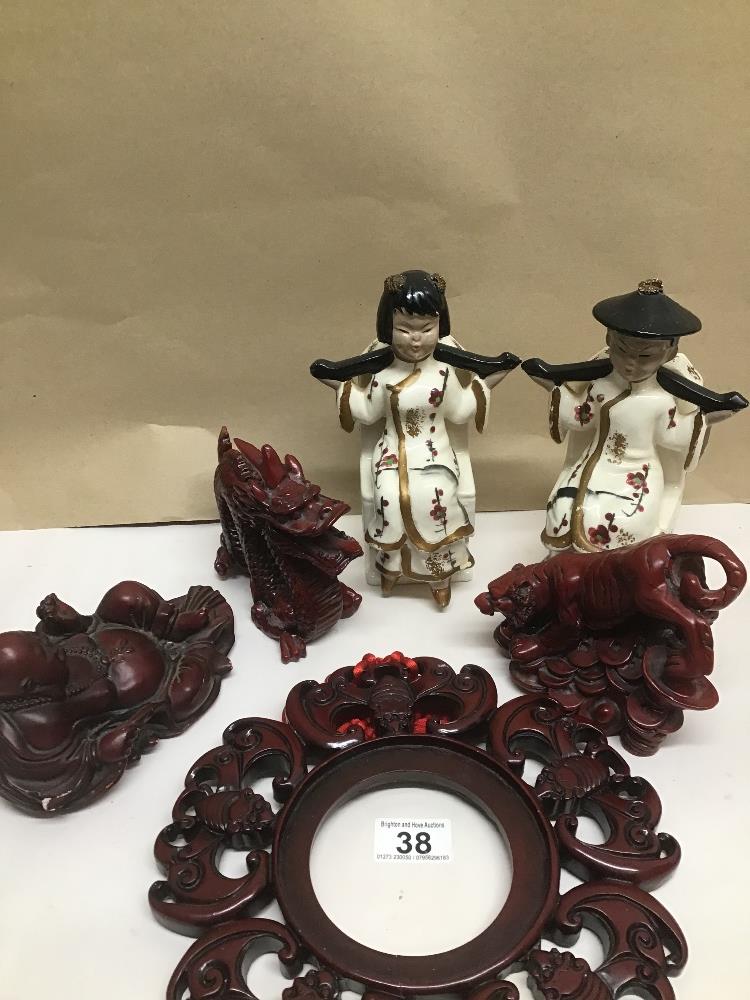 A QUANTITY OF ORIENTAL ITEMS INCLUDING CERAMIC FOO DOGS (LIONS), CERAMIC BOOKENDS AND RESIN FIGURES - Image 2 of 2