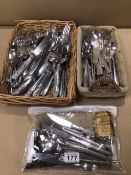 A LARGE QUANTITY OF FLATWARE/CUTLERY