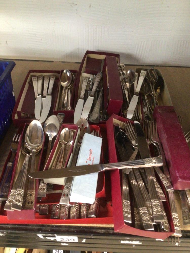 A LARGE QUANTITY OF SILVER PLATED FLATWARE/CUTLERY (COMMUNITY PLATE)