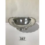 A HALLMARKED SILVER OVAL PEDESTAL BON BON DISH WITH ENGRAVED SCALLOPED BORDER 16CM, BARKER ELLIS