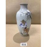 A CHINESE BALUSTER SHAPE VASE WITH A CHINESE SCENE MARKS TO BASE 24CM HIGH