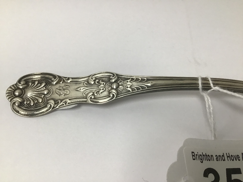 A VICTORIAN PERIOD SCOTTISH HALLMARKED SILVER FIDDLE AND SHELL PATTERN SAUCE LADLE BY CHARLES ROBB - Image 3 of 4