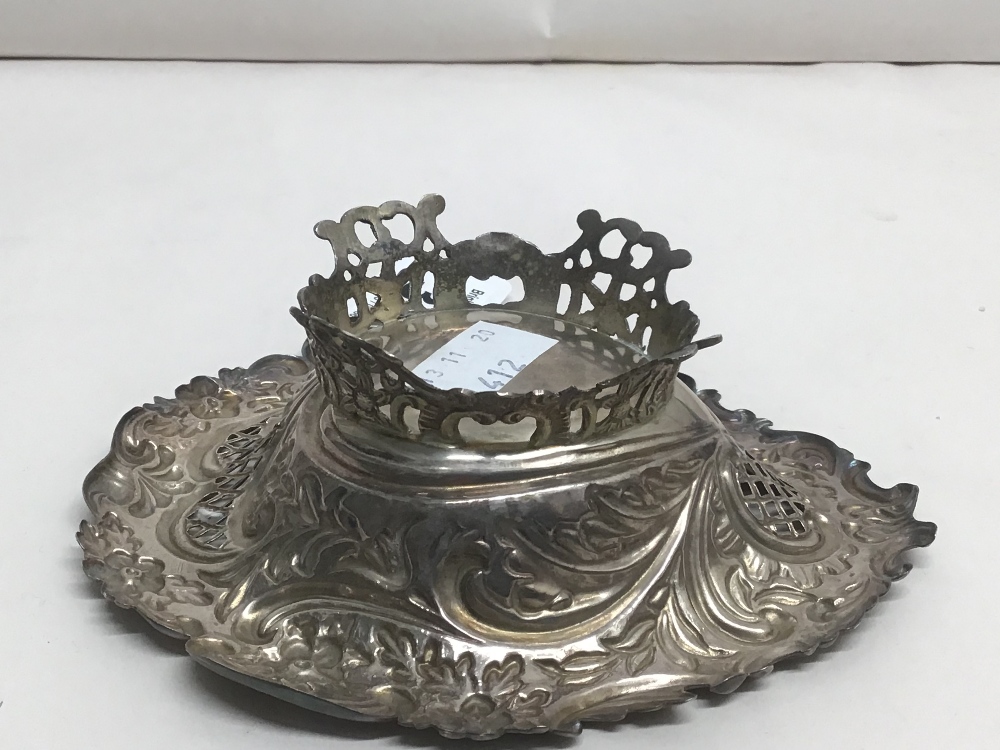 A HALLMARKED SILVER 1894 VICTORIAN PERIOD BON BON DISH PIERCED AND EMBOSSED DECORATED WITH SWIRLS - Image 3 of 3