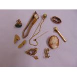 A quantity of 9ct gold jewellery to include cufflinks, a cameo, a scarf ring, a ladies wristwatch, a