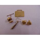 A quantity of 9ct yellow gold jewellery to include a tie pin, earrings and a gold label, approx