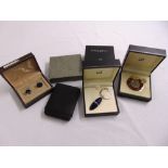 A quantity of Dunhill gentlemans collectables to include a key ring, a cigar cutter, cufflinks and a