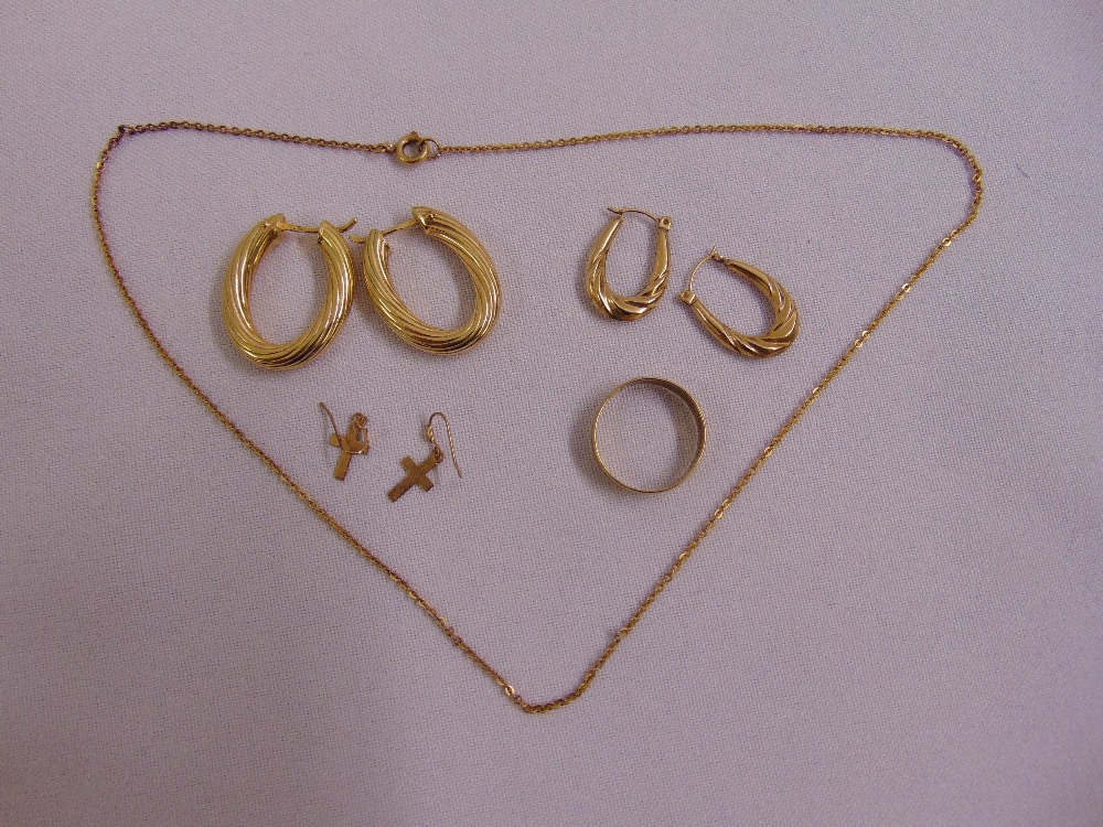 A quantity of 9ct gold jewellery to include earrings, a chain and a ring, approx total weight 8.6g