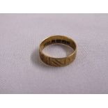 18ct yellow gold wedding band, approx total weight 2.2g