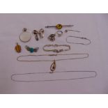 A quantity of silver and costume jewellery to include brooches, chains and rings