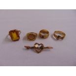 A quantity of 9ct gold jewellery to include rings and a brooch, approx total weight 16.3g