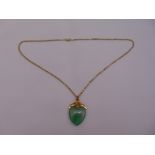 9ct yellow gold and jade heart shaped pendant on a 9ct yellow gold chain, approx total weight 14.