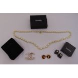 A quantity of costume jewellery to include diamond effect brooch, a vintage set of Baroque pearls