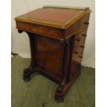 Victorian mahogany Davenport of customary form with inlaid leather desk, 82 x 53.5 x 52cm