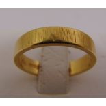 18ct yellow gold bark finish wedding band, approx total weight 4.0g