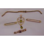 A quantity of 9ct gold jewellery to include a pendant, three bar brooches and a watch bracelet,