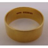 18ct yellow gold wedding band, approx total weight 8.8g