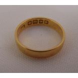 18ct yellow gold wedding band, approx total weight 3.2g