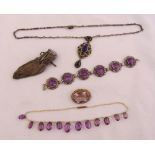 A quantity of silver and antique jewellery to include necklaces, a bracelet and a brooch (5)