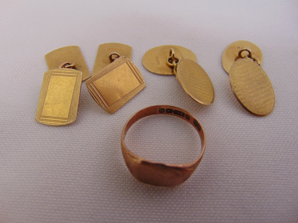 Two pairs of 9ct gold cufflinks and a 9ct rose gold signet ring, approx total weight 11.1g