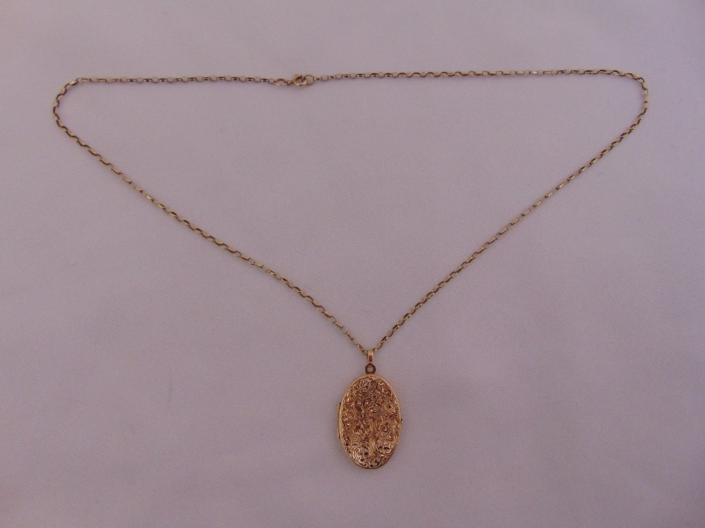 9ct yellow gold chain with a 9ct gold oval locket, approx total weight 9.1g