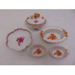 A quantity of Herend Apponyi pattern dishes (5)