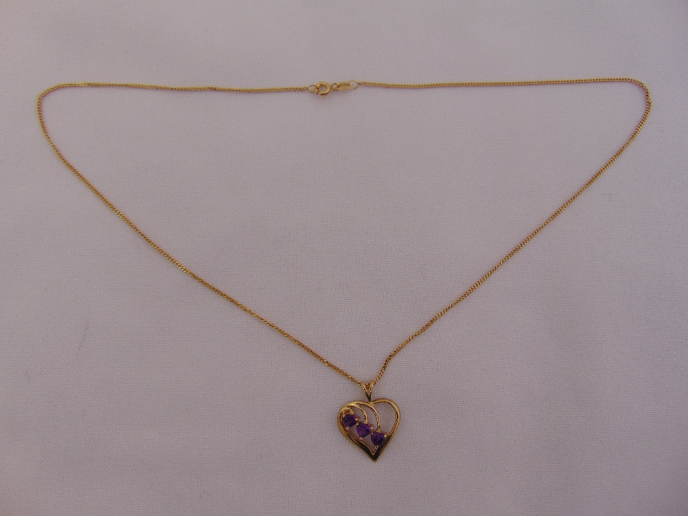 9ct yellow gold and amethyst heart shaped pendant on a 9ct yellow gold chain, approx total weight