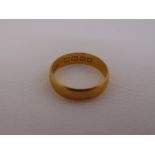 22ct gold wedding band, approx total weight 4.3g