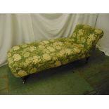A late Victorian upholstered chaise longue/day bed on four turned cylindrical legs, 68 x 168 x 70cm