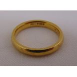 18ct yellow gold wedding band, approx total weight 4.6g