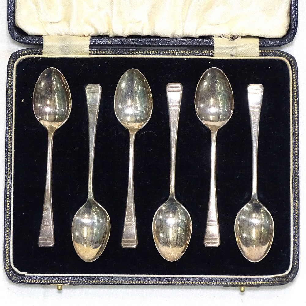 A cased set of 6 Art Deco silver teaspoons