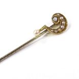 An Edwardian 15ct gold split-pearl question mark stick pin, overall length 55.6mm, 0.9g