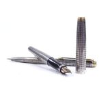 A Parker 71 sterling silver cap & barrel fountain and propelling pencil set, gilded arrow clips